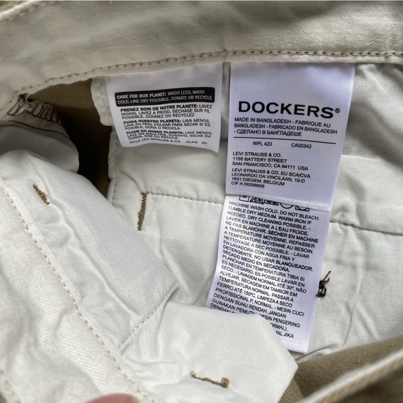 Dockers | Levi Strauss | Khaki Shorts | Size 36 | Pockets - Picture 2 of 5